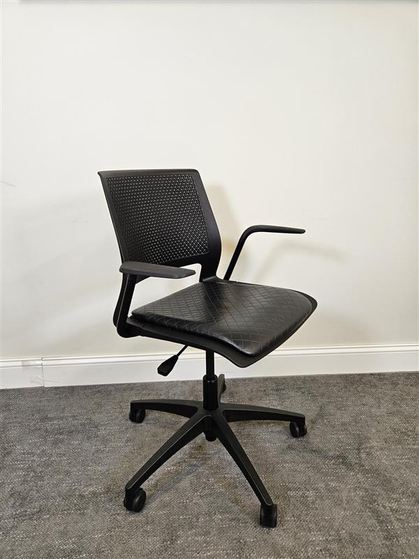 Pre-Owned Conference Chair With fixed Arms-Vinyl seat
