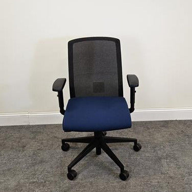 Pre-Owned Ec1 Blue Seat Black Mesh Chair - Duckys Office Furniture