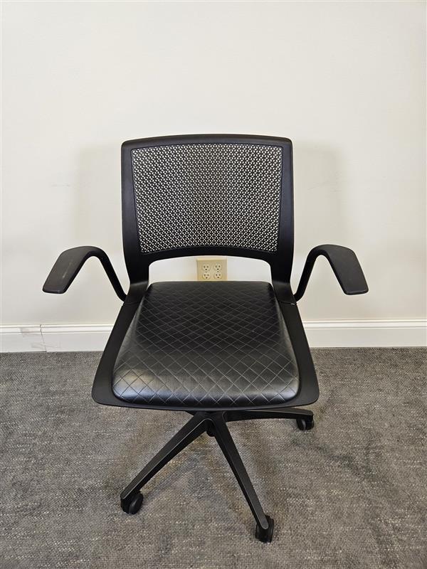 Pre-Owned Conference Chair With fixed Arms-Vinyl seat