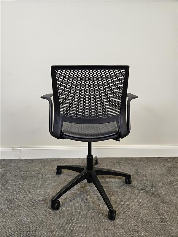 Pre-Owned Conference Chair With fixed Arms-Vinyl seat