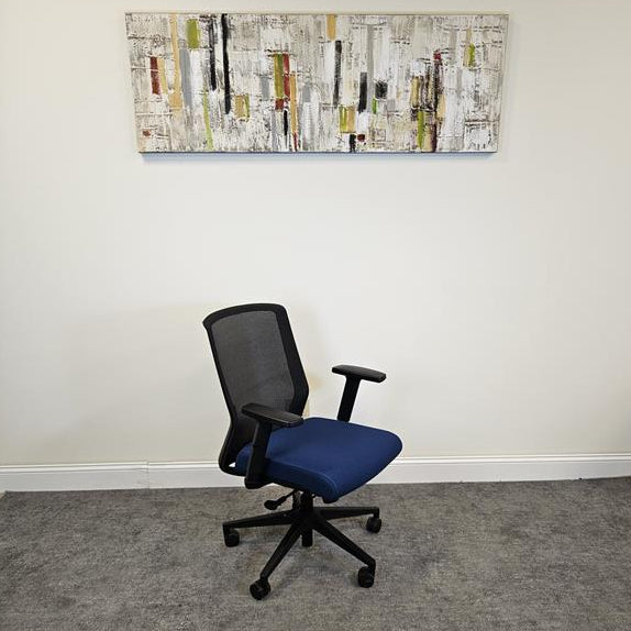 Pre-Owned Ec1 Blue Seat Black Mesh Chair - Duckys Office Furniture