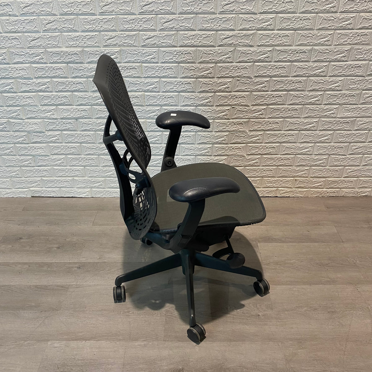 Pre-Owned Herman Miller Mirra Task Chair - Duckys Office Furniture