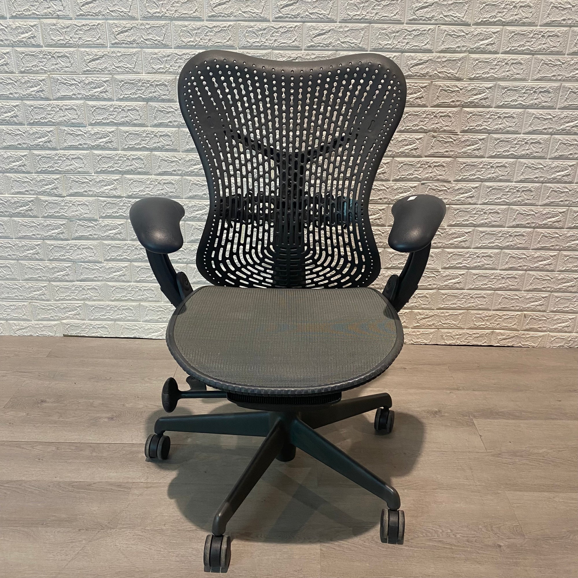 Pre-Owned Herman Miller Mirra Task Chair - Duckys Office Furniture