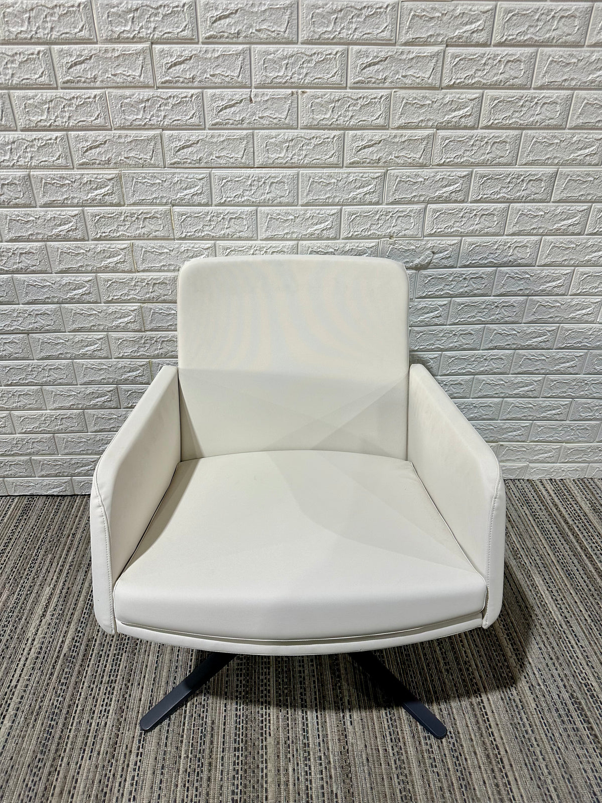 Pre-Owned White Swivel Chair