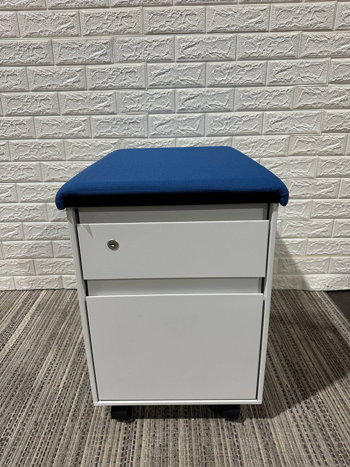 Pre-Owned Blue Pedestals