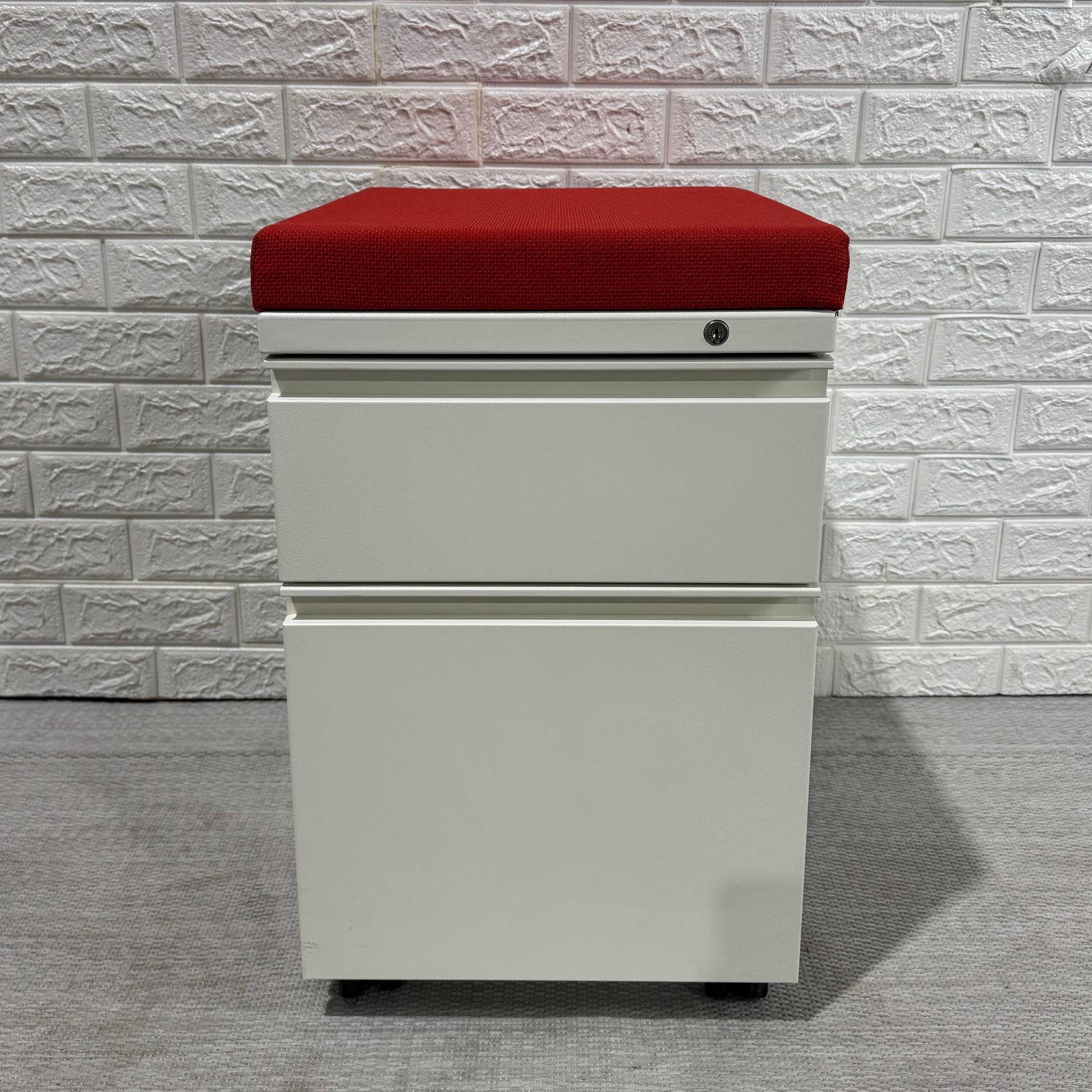 Pre-Owned Blue and Red Mobile Pedestals - Duckys Office Furniture