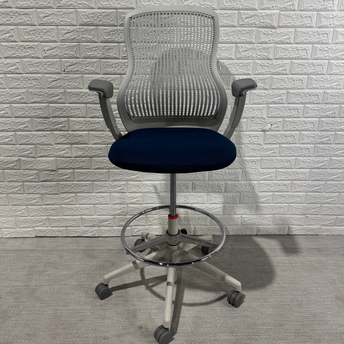 Pre-Owned Knoll Regeneration Stool