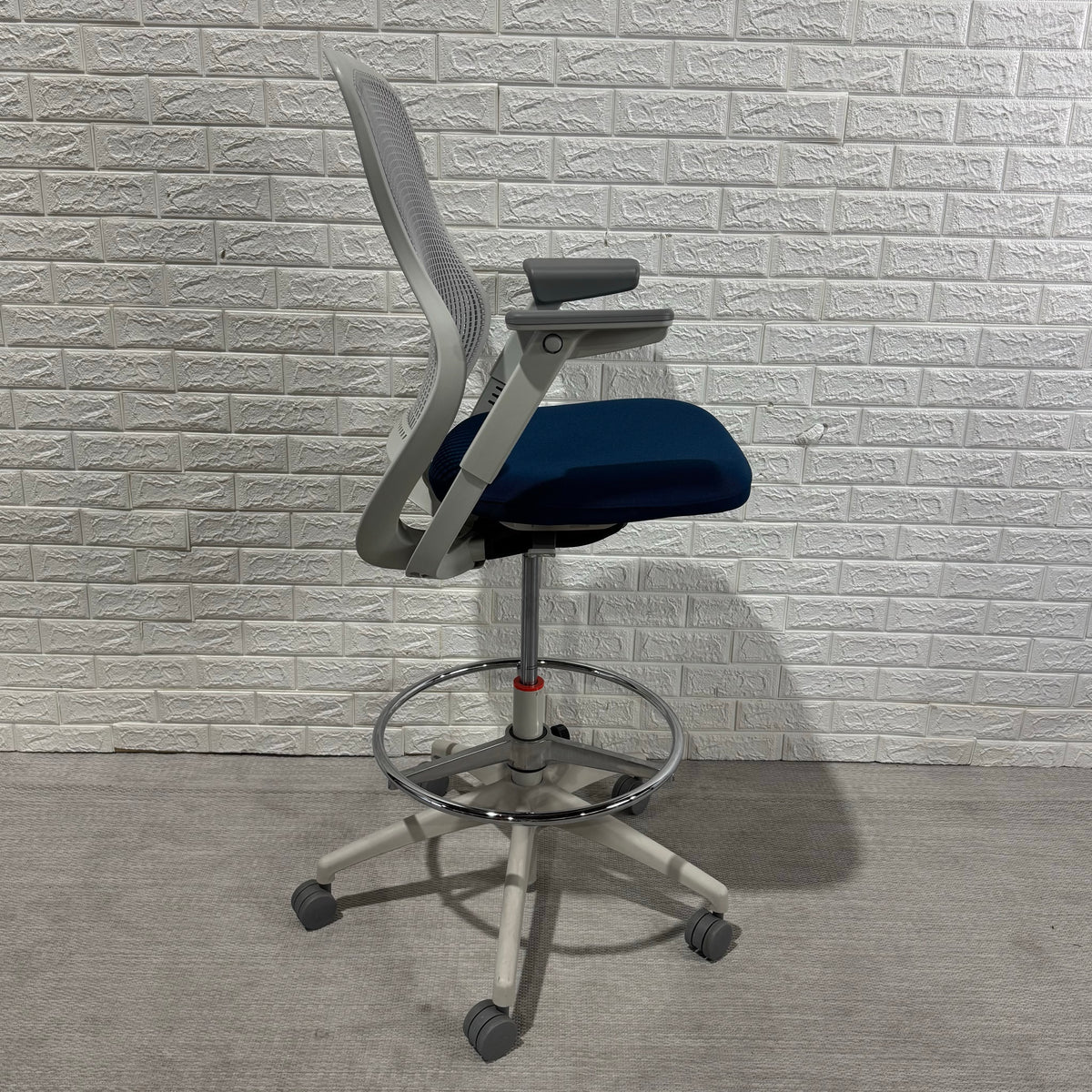 Pre-Owned Knoll Regeneration Stool