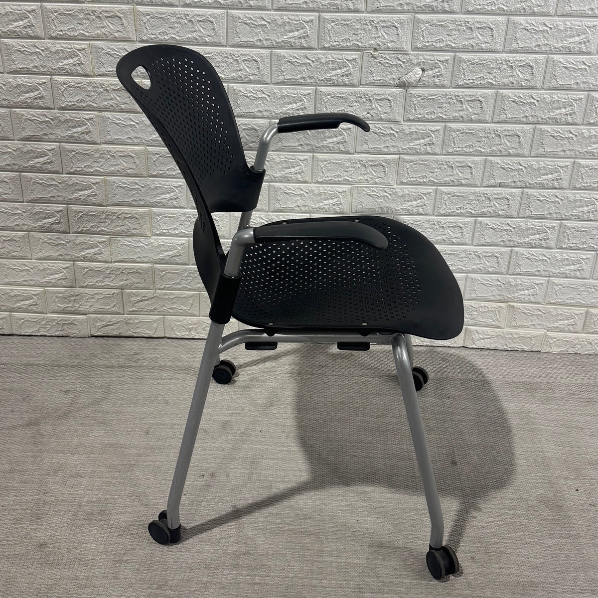 Pre-Owned Herman Miller Capers