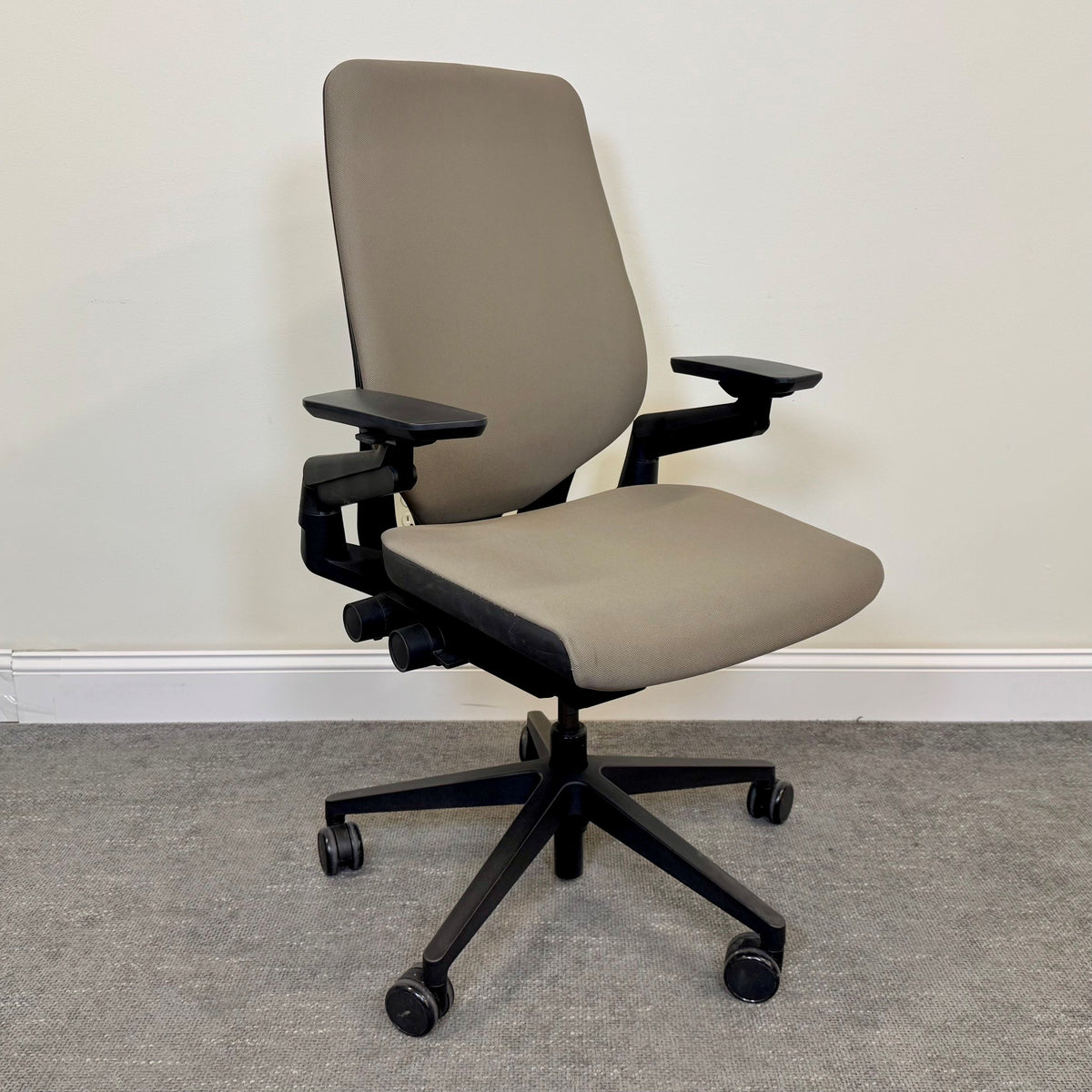 Pre-Owned Steelcase Gesture Task Chair - Duckys Office Furniture
