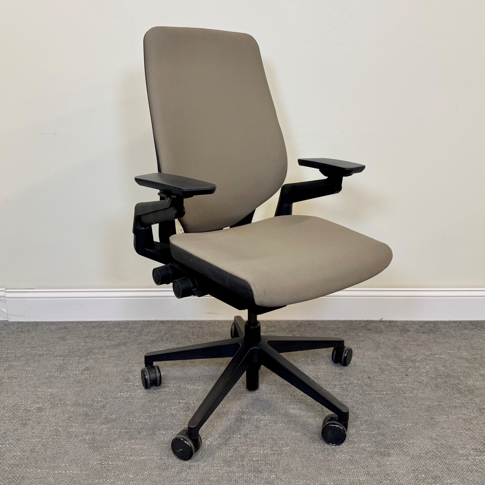 Pre-Owned Steelcase Gesture Task Chair - Duckys Office Furniture