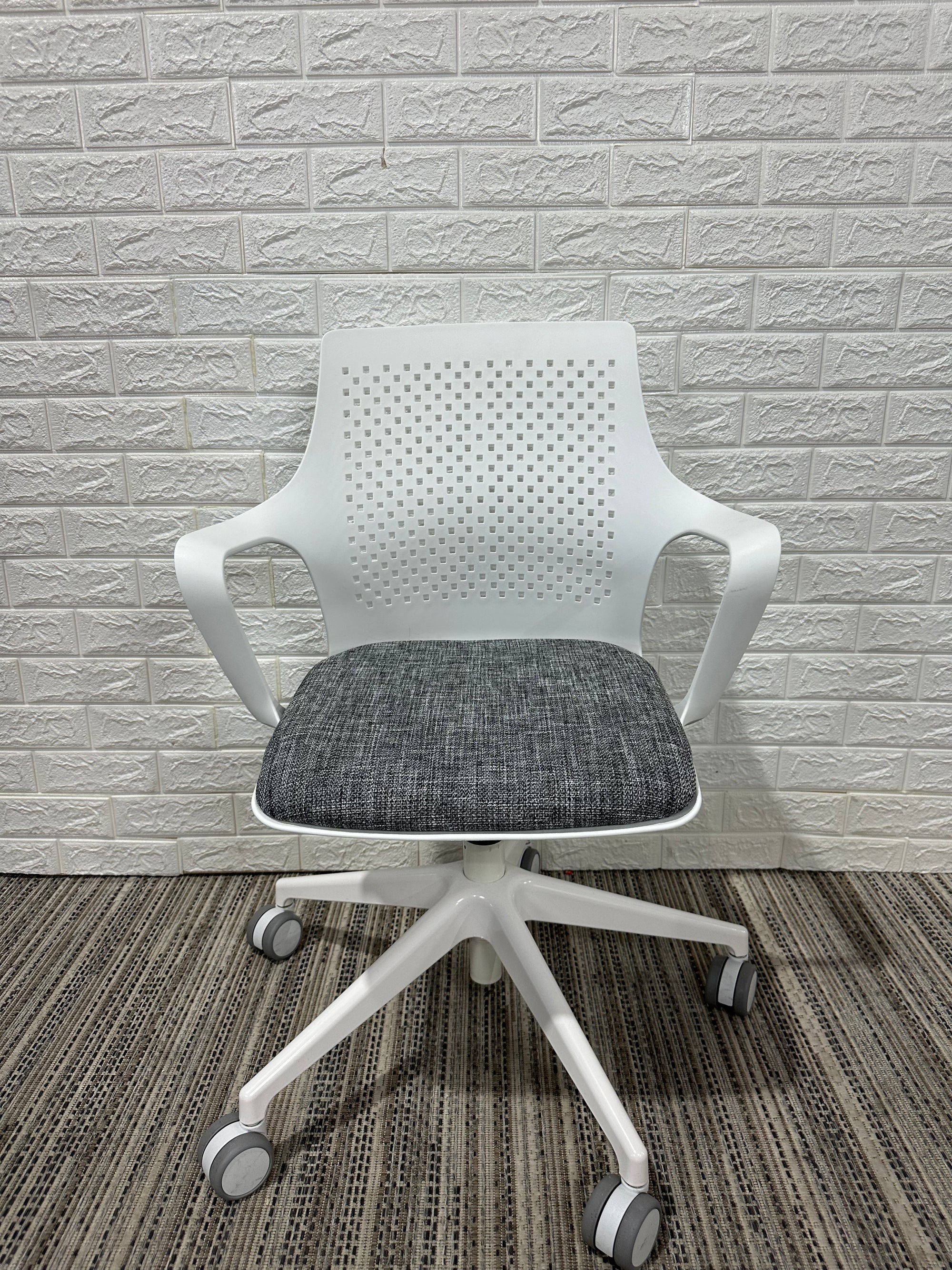 Pre-Owned Ionic Heather Grey Task Chair - Duckys Office Furniture