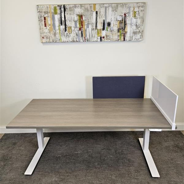 Pre-Owned Knoll-Hat Height Adjustable Table with Bord Screen