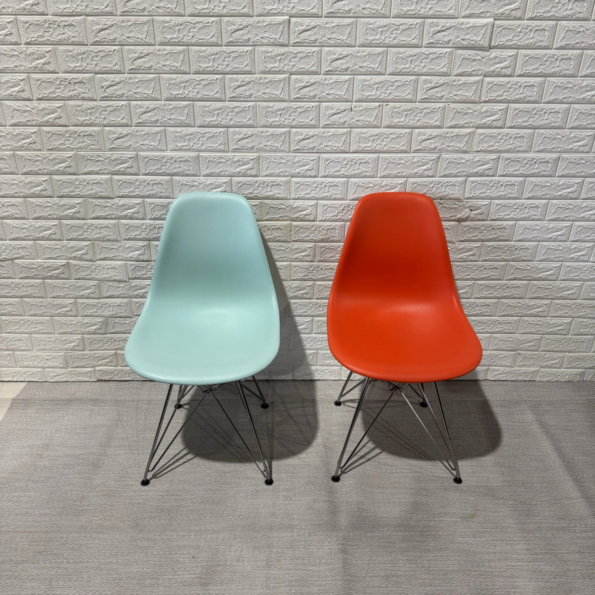 Pre-Owned Herman Miller Eames Molded Plastic Side Chair - Duckys Office Furniture