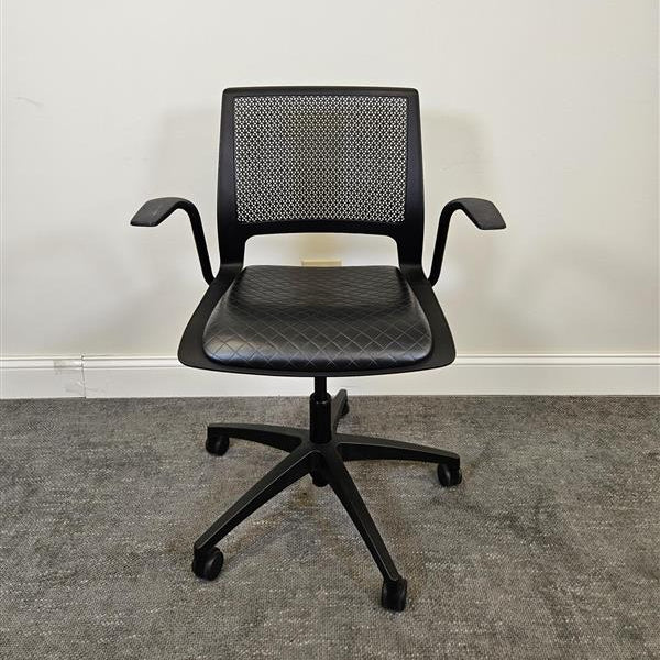 Pre-Owned Conference Chair With fixed Arms-Vinyl seat