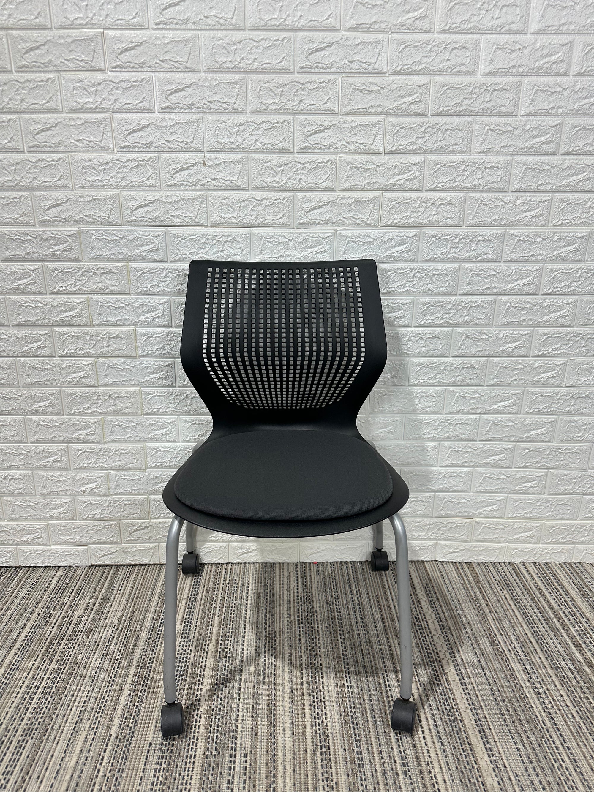 Pre-Owned Armless Knoll Guest Chair - Duckys Office Furniture