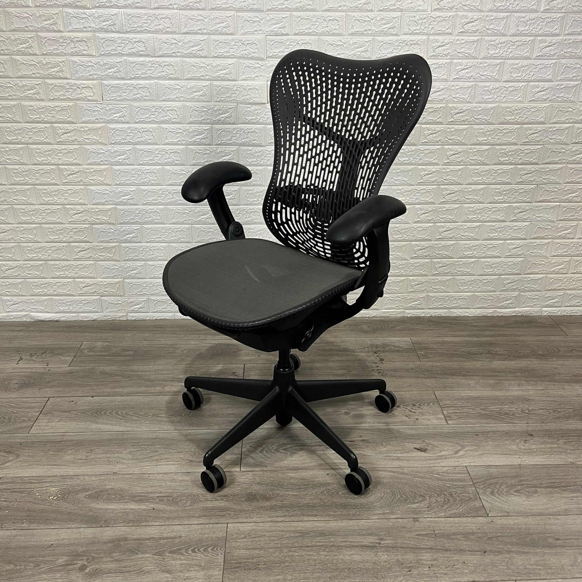 Pre-Owned Herman Miller Mirra Task Chair - Duckys Office Furniture