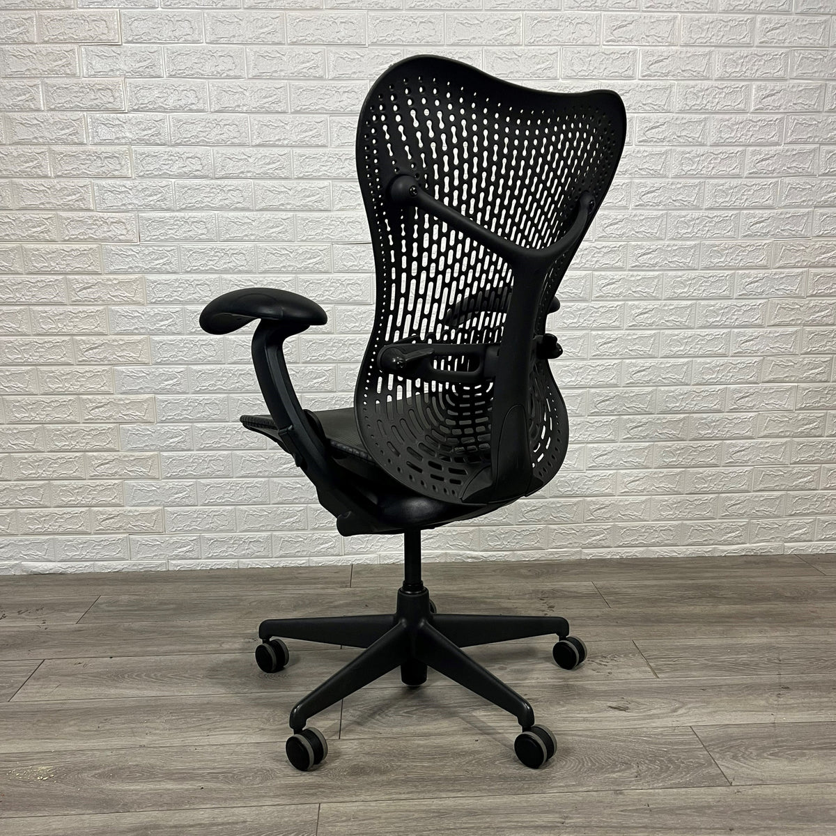 Pre-Owned Herman Miller Mirra Task Chair - Duckys Office Furniture